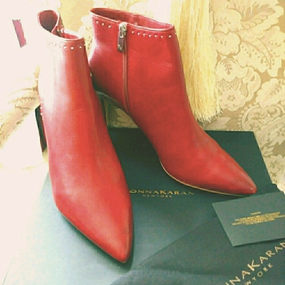 DONNA KARAN LEATHER BOOTIE